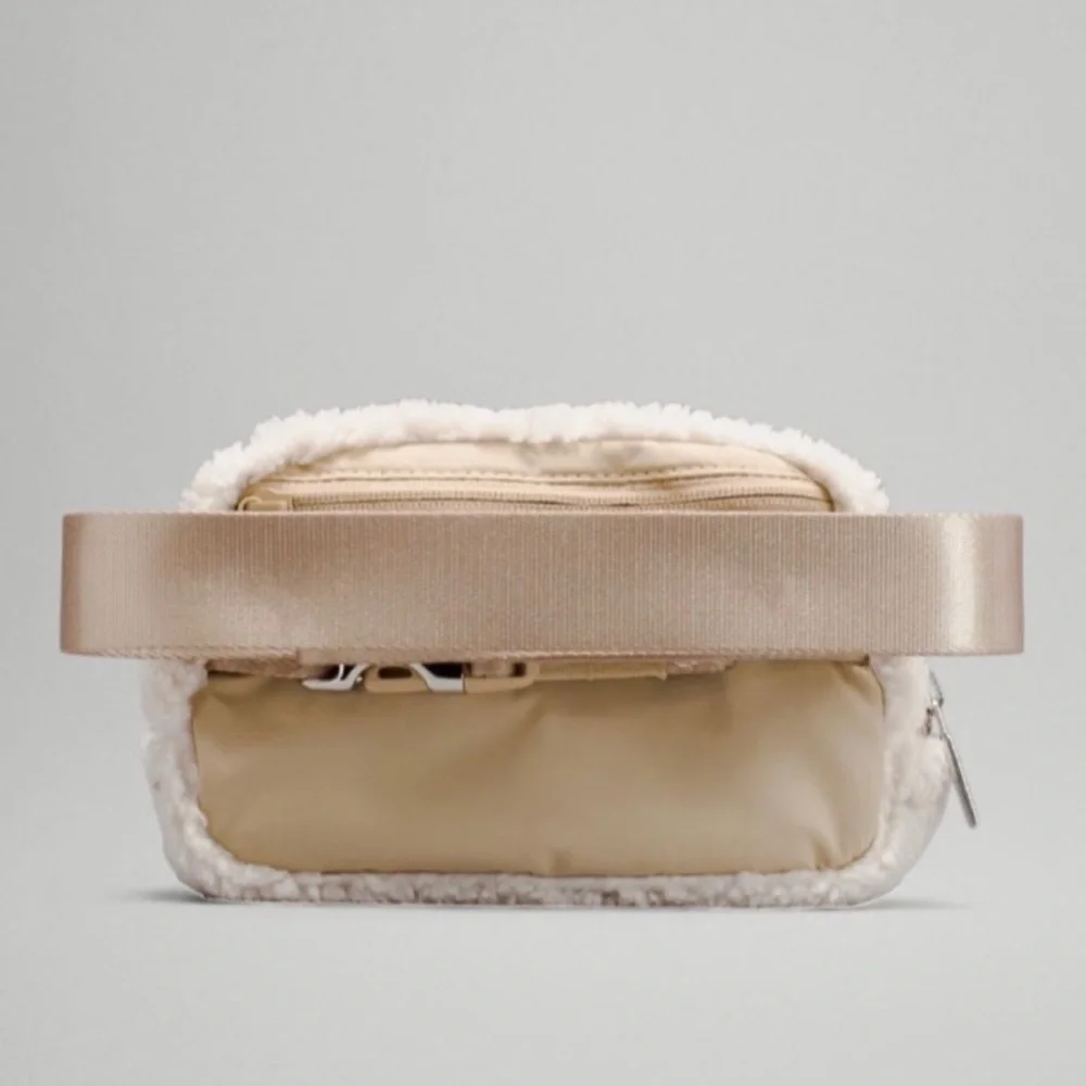 Lululemon Everywhere Belt Bag Fleece white ivory - Picture 3 of 6